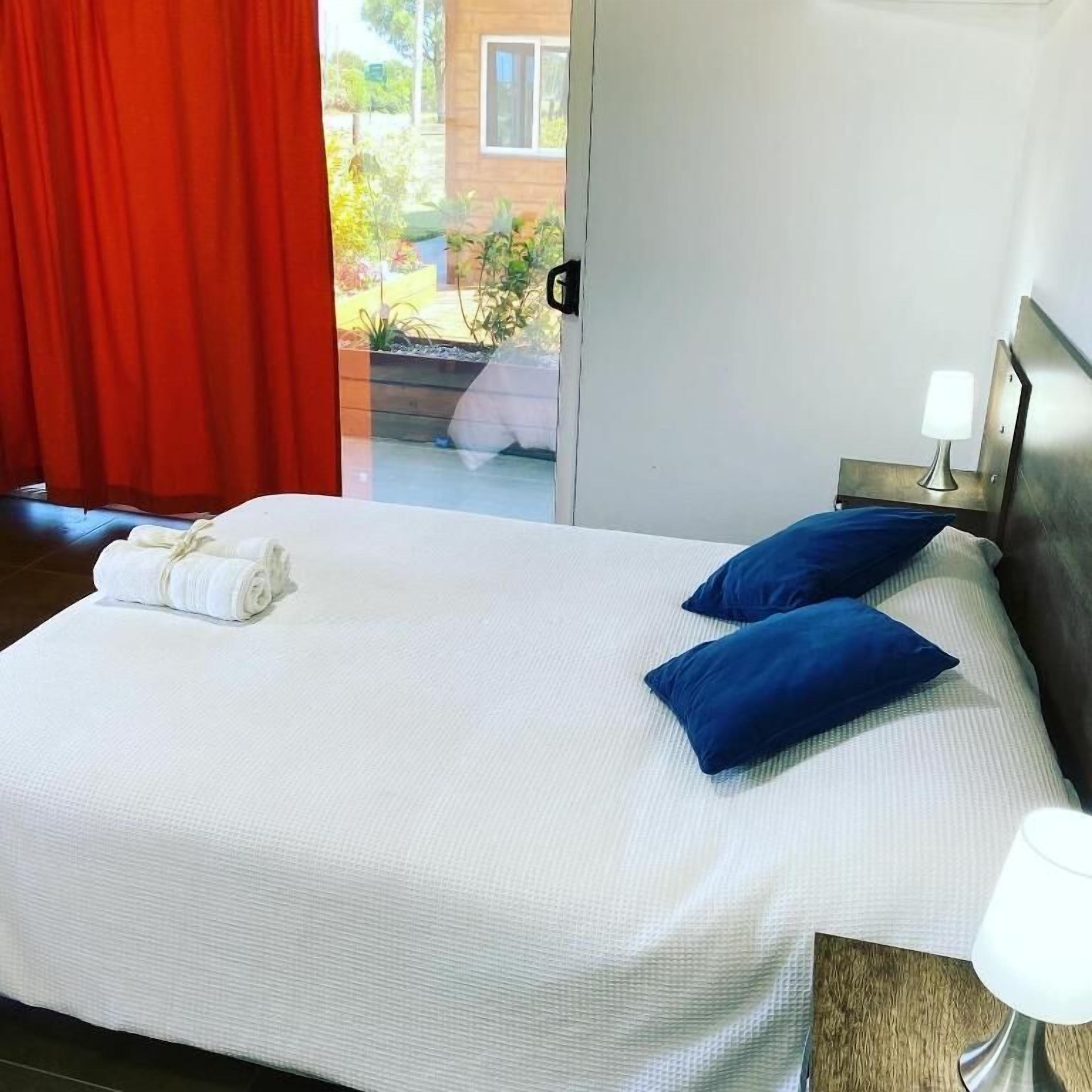 Quarto casal, vista para o jardim | Cofres nos quartos, escrivaninha, cortinas blackout