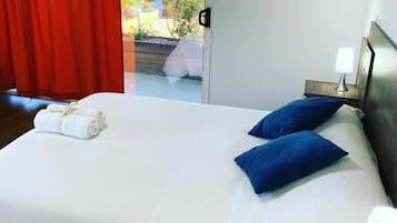 Quarto casal, vista para o jardim | Cofres nos quartos, escrivaninha, cortinas blackout