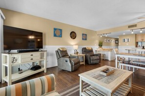 TV, video library - 412-Beautiful unit with stunning gulf views and free beach service (Destin)
