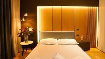 Desk, iron/ironing board, travel cot, WiFi