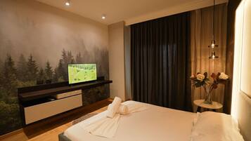 Desk, iron/ironing board, travel cot, WiFi