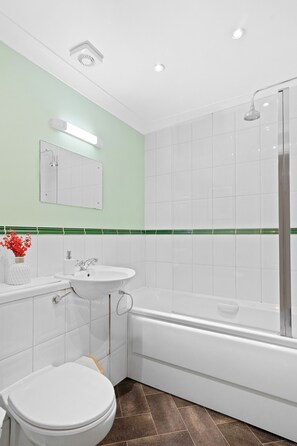 Hair dryer, towels, soap, toilet paper - 2bed 2bath close to Tower Bridge (London)