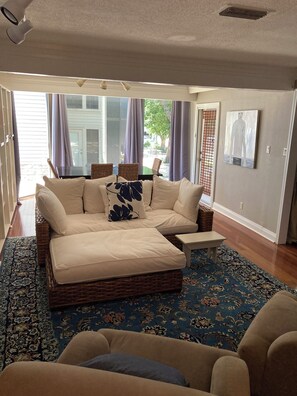 Living area - Furnished 3-bedroom condo with all the comforts of home n charming Lakeway (Lakeway)