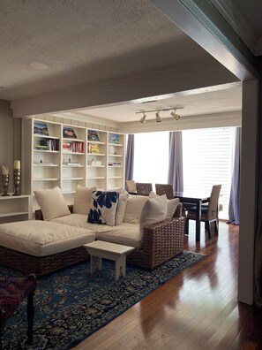 Living area - Furnished 3-bedroom condo with all the comforts of home n charming Lakeway (Lakeway)