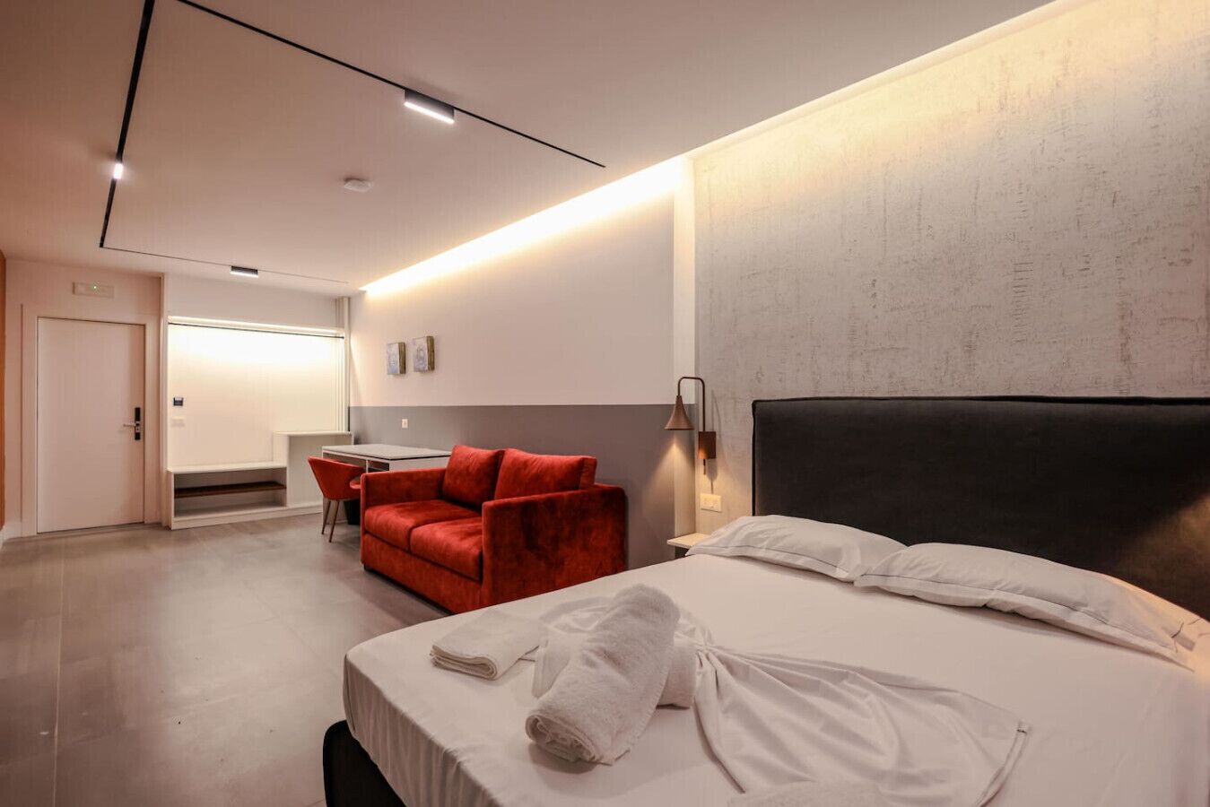 Escritorio, tabla de planchar con plancha, wifi y ropa de cama