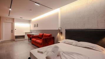 Escritorio, tabla de planchar con plancha, wifi y ropa de cama