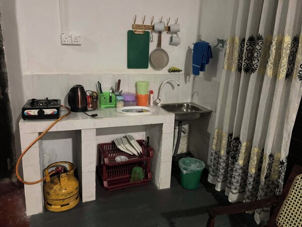 Double Room, Garden View | Private kitchen | Full-size fridge, stovetop, dishwasher, cookware/dishes/utensils - Pap de home (Weligama, Weligama, Hettiweediya)