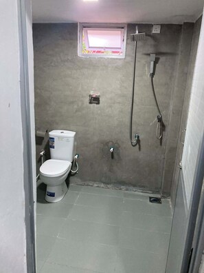 Double Room, Garden View | Bathroom | Shower, free toiletries, towels, soap - Pap de home (Weligama, Weligama, Hettiweediya)