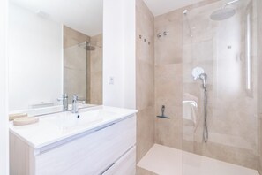 Shower, hair dryer, towels - Enjoy luxury & relaxation in sunny Mar de Cristal (Mar de Cristal)