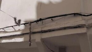 A building with a small window and a door, with visible electrical wires and a vent. - Exclusive One-bedroom house with kitchen,and terrace in Kasbah of Tanger (Tanger)
