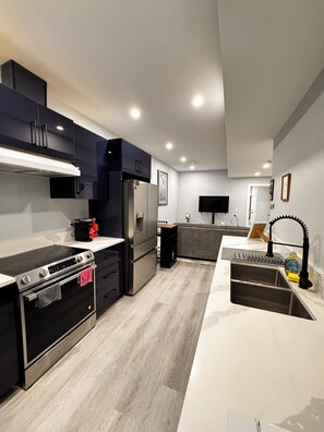 Refrigerador, microondas, horno y parrilla de estufa 