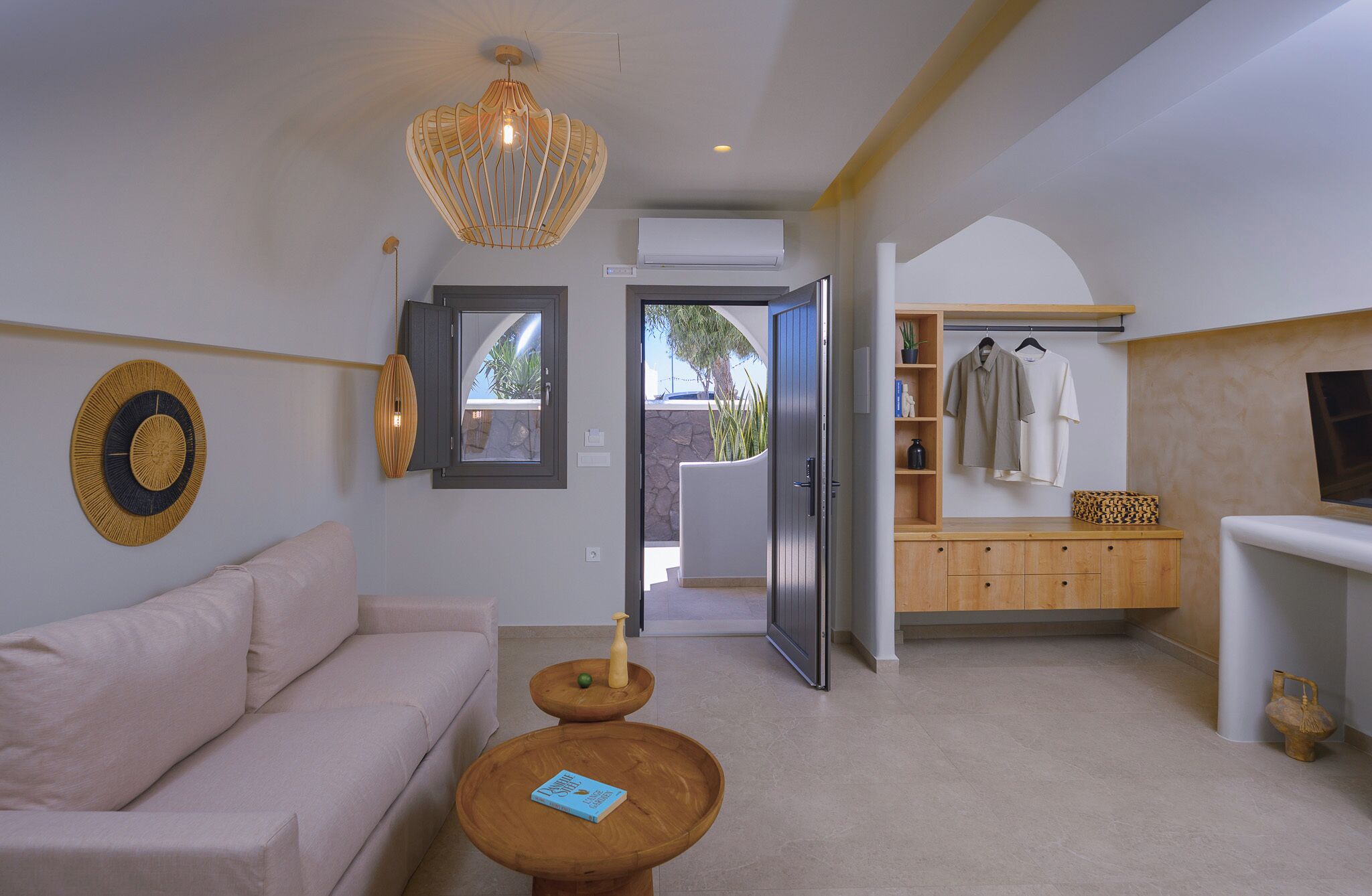 Junior Suite | Living room | 32-inch flat-screen TV with satellite channels