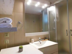 Ducha, artículos de higiene personal gratuitos y secador de pelo
