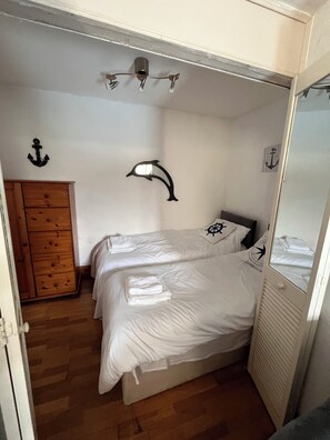 2 bedrooms, iron/ironing board, internet, bed sheets