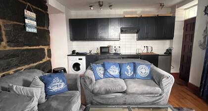 Harbourside Apartment in Porthmadog. Harbour and mountain views. Private parking