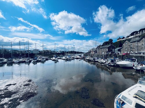 Harbourside Apartment in Porthmadog. Harbour and mountain views. Private parking