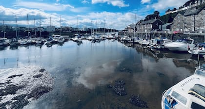 Harbourside Apartment in Porthmadog. Harbour and mountain views. Private parking