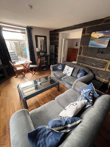 Harbourside Apartment in Porthmadog. Harbour and mountain views. Private parking