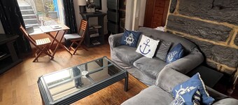 Harbourside Apartment in Porthmadog. Harbour and mountain views. Private parking