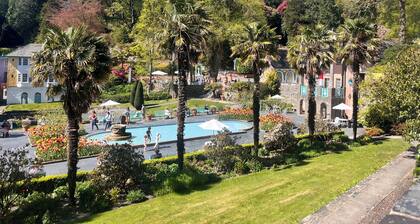 Harbourside Apartment in Porthmadog. Harbour and mountain views. Private parking