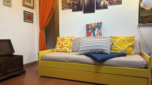 Appartamento, 1 camera da letto, fumatori, vista montagna | Area soggiorno | Libri