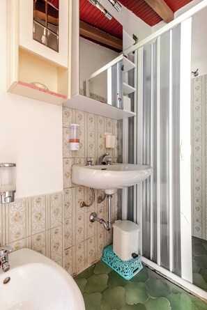 Apartment, 1 Bedroom, Smoking, Mountain View | Bathroom - Casa Laura - Nature and Art Near Florence (Rufina)