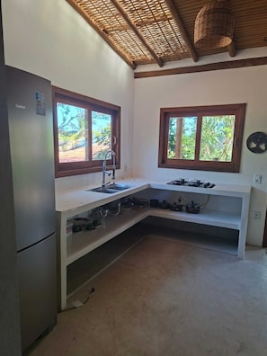 Departamento familiar, lanai, vista al jardín | Cocina privada | Refrigerador y microondas