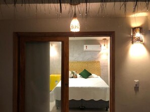 Habitación cuádruple | Minibar, cortinas blackout, tabla de planchar con plancha y wifi gratis