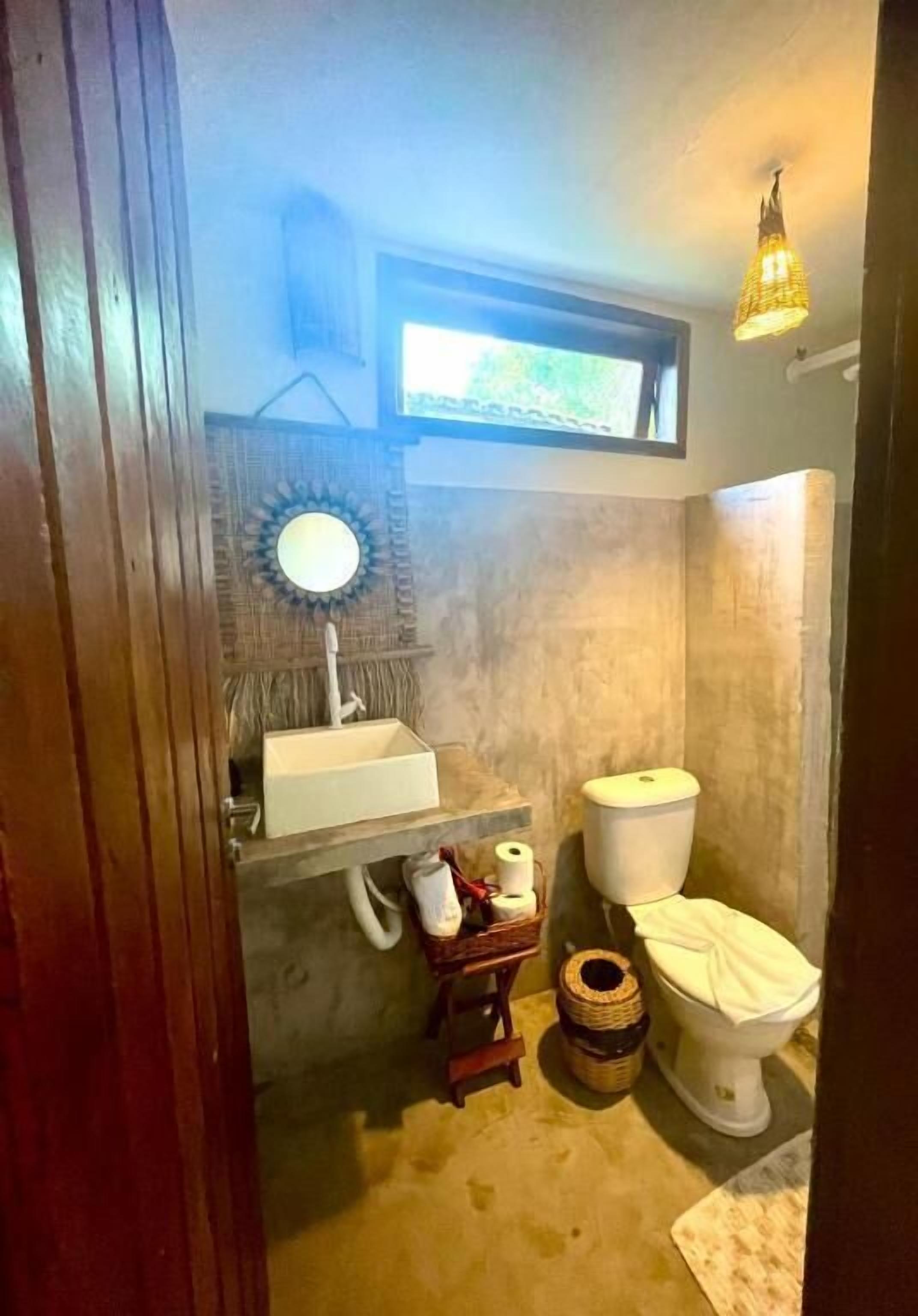 Articles de toilette gratuits, sèche-cheveux, savon, shampoing