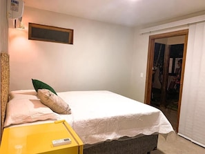 Habitación cuádruple | Minibar, cortinas blackout, tabla de planchar con plancha y wifi gratis