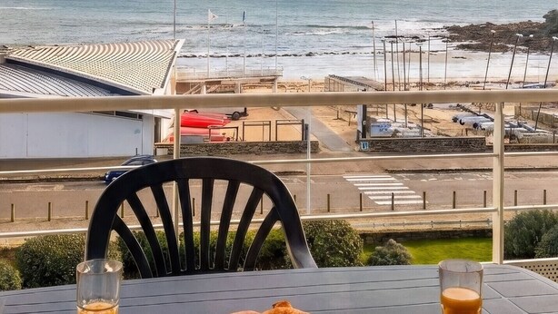 A table with croissants and coffee, overlooking a beach and ocean. - Flat with a balcony overlooking the sea, 50 metres from the beach (Plougonvelin)