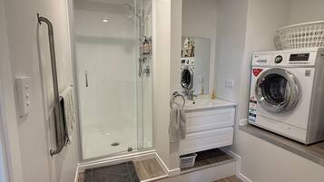 House, 2 Bedrooms | Laundry