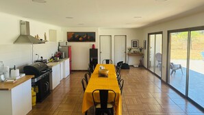 Una cocina amplia con comedor, un ventanal y vistas al exterior.