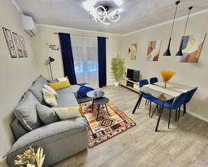 TV - Tirana Skyline Nest – Memorable Living & Modern Comfort Above the City Lights (Tiranë)