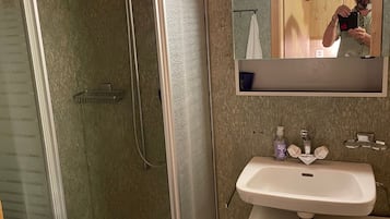 Chalet, 1 Bedroom, Patio, Garden View | Bathroom