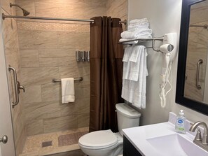 Shower, hair dryer, towels, soap - Cozy Living! Near Microsoft Mt Pleasant (Racine)