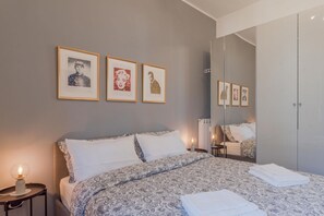 Schreibtisch, Bügeleisen/Bügelbrett, Reisekinderbett, kostenloses WLAN