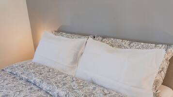 Escrivaninha, ferros/tábuas de passar roupa, berço de viagem