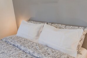 Escrivaninha, ferros/tábuas de passar roupa, berço de viagem