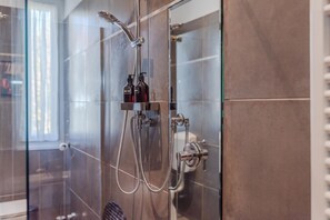 Ducha, secador de pelo, bidé y toallas