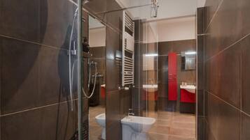 Doccia, set di cortesia gratuito, asciugacapelli, bidet
