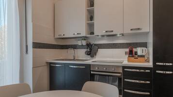 Frigorifero, microonde, forno, piano cottura