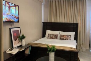 Tabla de planchar con plancha, wifi y ropa de cama 
