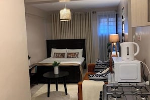 Tabla de planchar con plancha, wifi y ropa de cama 