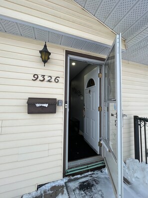 House, 2 Bedrooms | Exterior detail - Shibly's Retreat 2 Close to West Edmonton Mall (Edmonton)