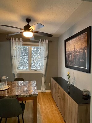 Dining room - Shibly's Retreat 2 Close to West Edmonton Mall (Edmonton)