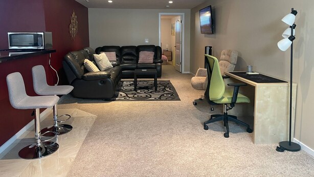 Living area - Shibly's Retreat Near West Edmonton Mall (Edmonton)