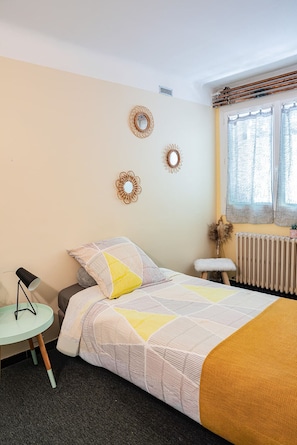 2 Schlafzimmer, Schreibtisch, Bügeleisen/Bügelbrett, Reisekinderbett