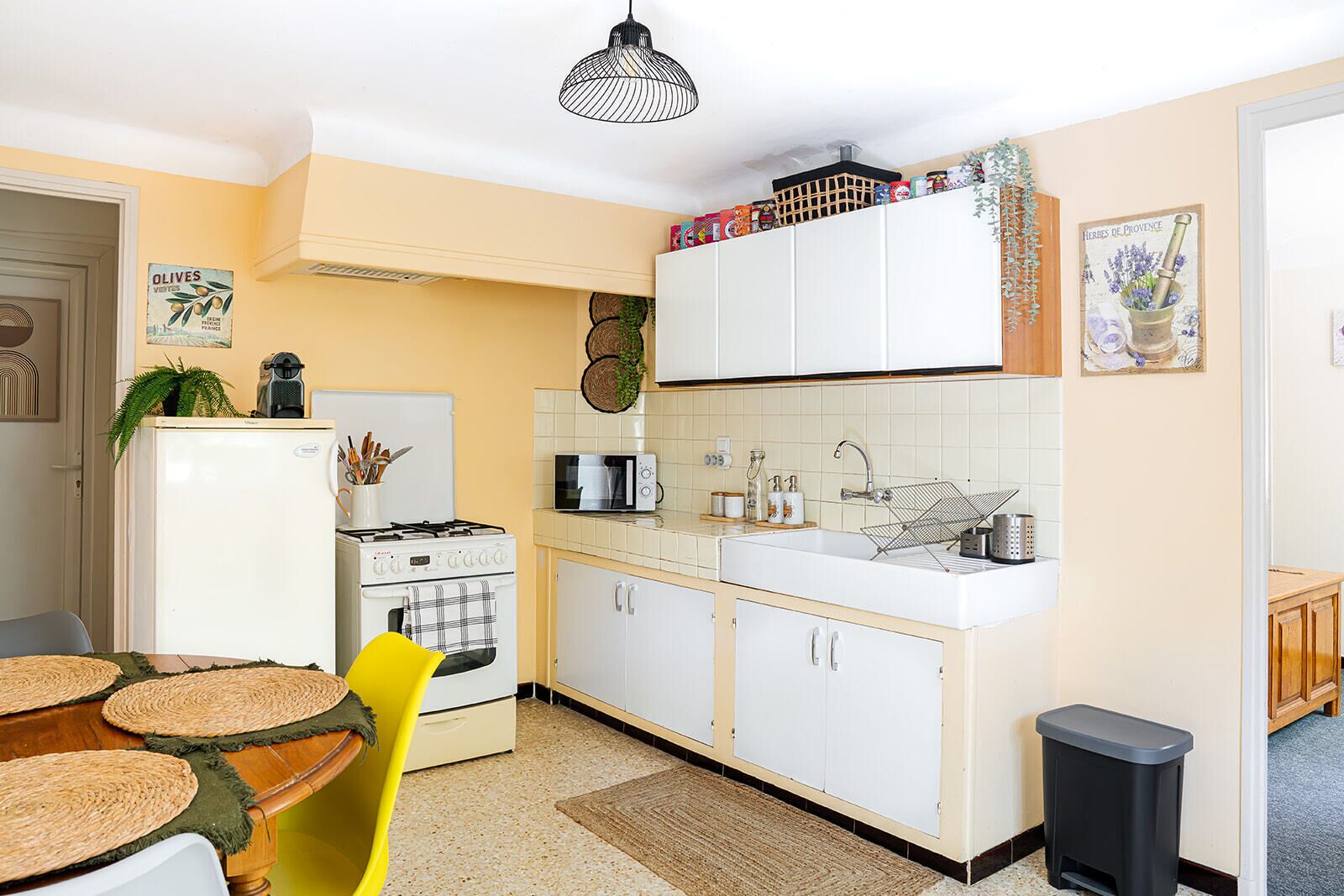 Wasserkocher mit Kaffee-/Teezubehör, Kühlschrank, Mikrowelle, Ofen