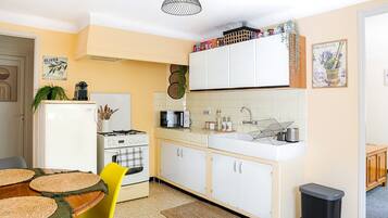 Wasserkocher mit Kaffee-/Teezubehör, Kühlschrank, Mikrowelle, Ofen
